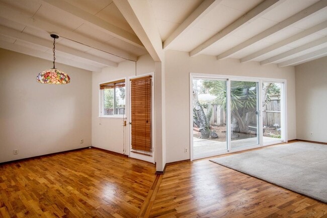 Building Photo - Charming 3 Bedroom, 2 Bathroom Home in Quiet Seaside Cul-de-sac
