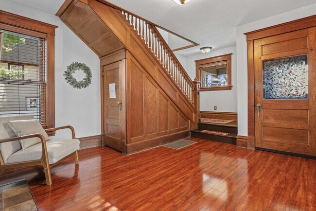 Building Photo - 924 Capital St