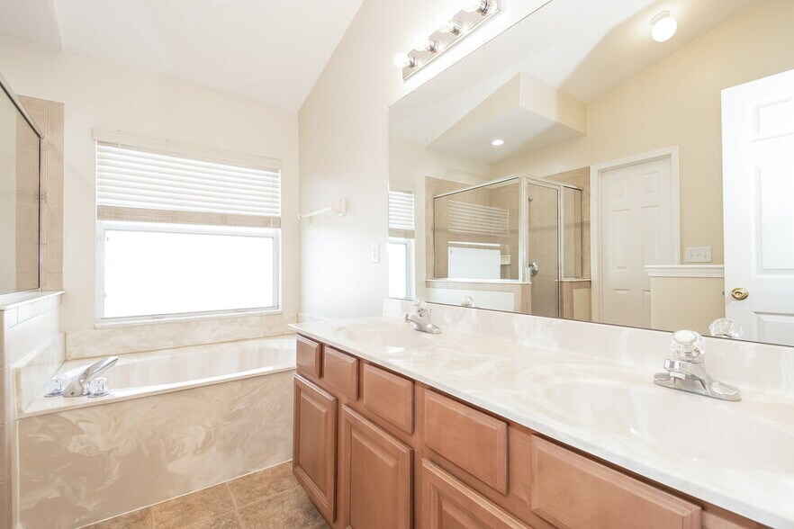 Building Photo - 2452 Willowbend Dr