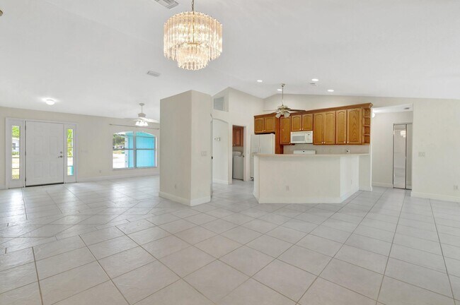 Building Photo - 189 SE Floresta Dr