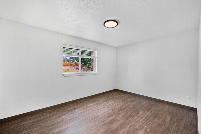Building Photo - 103 E 12th Ave