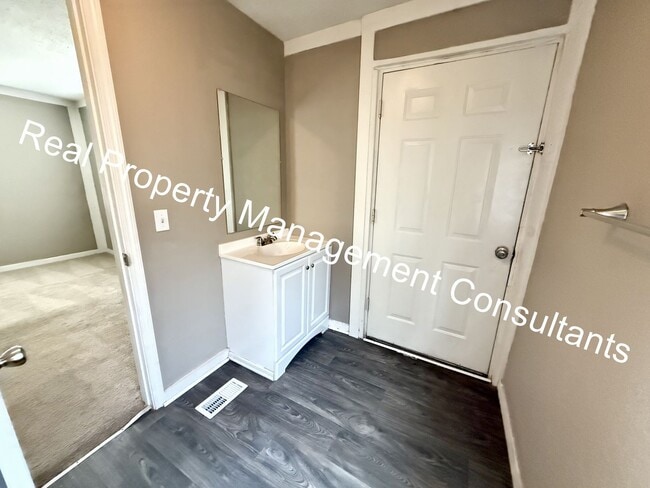 Building Photo - Charm and Space in 3 Bedroom Home
