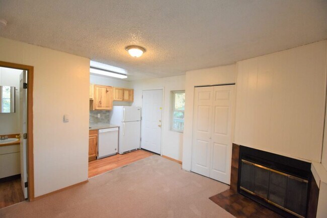 Building Photo - 1 bd apt in 7 unit complex on The Hill.