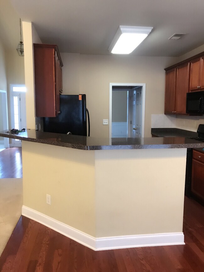 Building Photo - 535 Roland Manor Dr