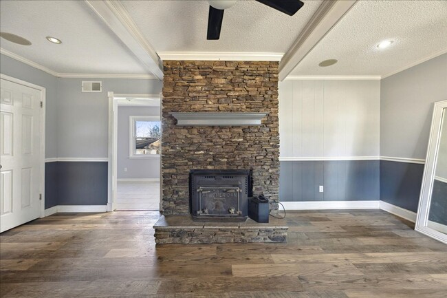 Building Photo - 3BED/2BATH REMODELED