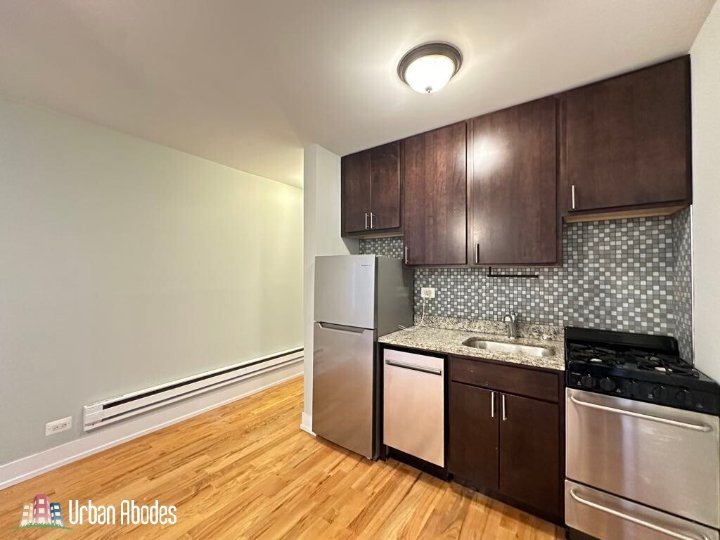 Building Photo - 816 W Cornelia Ave