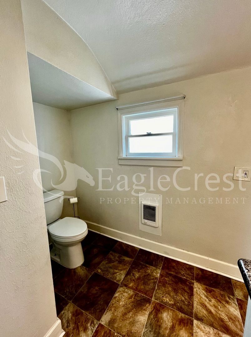 Building Photo - Comfortable 2-Bedroom Home with Fenced Yard & Washer/Dryer Hookups