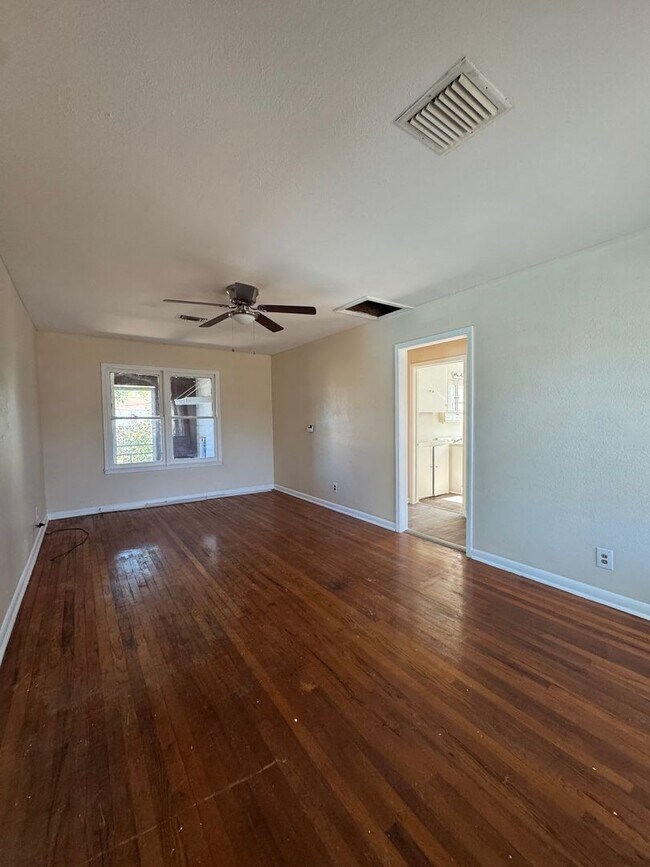 Building Photo - Move-In Special! February Rent Only $199 – Move In ASAP!