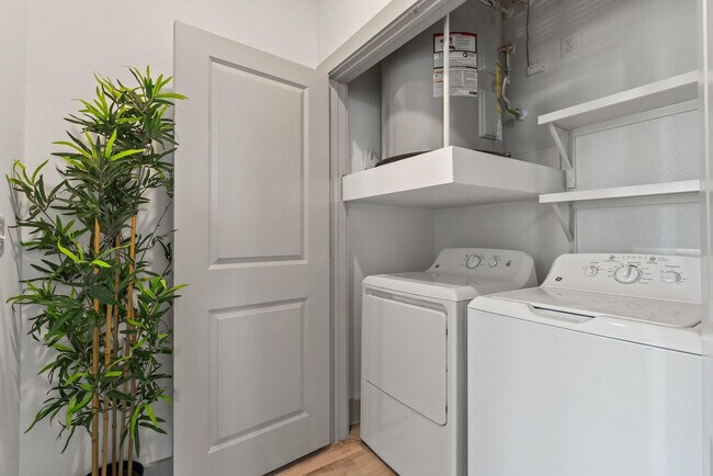 Building Photo - 12100 1/2 Ferrystone Glen Dr