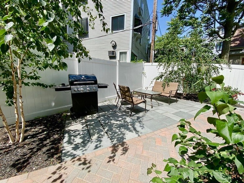 Building Photo - 258 Hampshire St