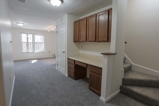 Building Photo - This 4 level townhouse in Westridge won't ...