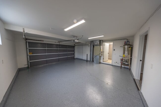 Building Photo - 5 bedroom home in Orchards - RV Parking - Central Air