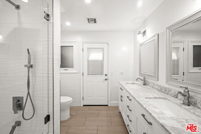 Building Photo - 6024 Paseo La Vista