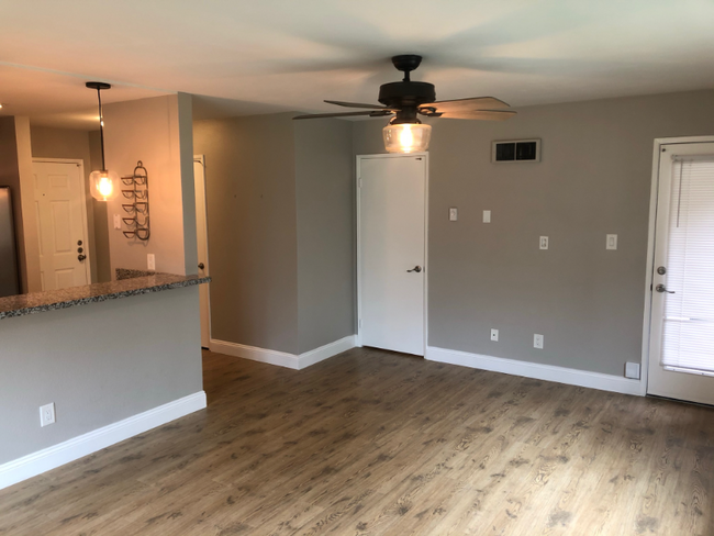 Building Photo - 7555 Charmant Dr