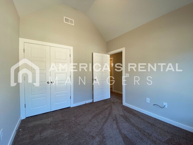 Building Photo - 7940 St.James Dr