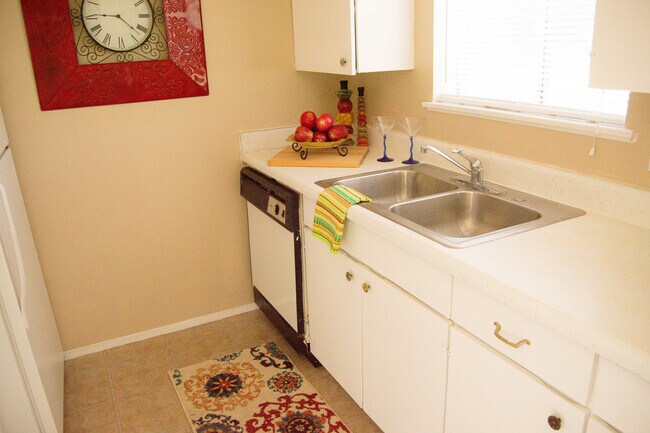 Building Photo - Spacious Southside Aparments!