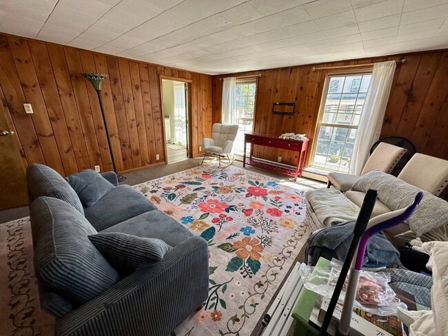 Building Photo - 27 Center St