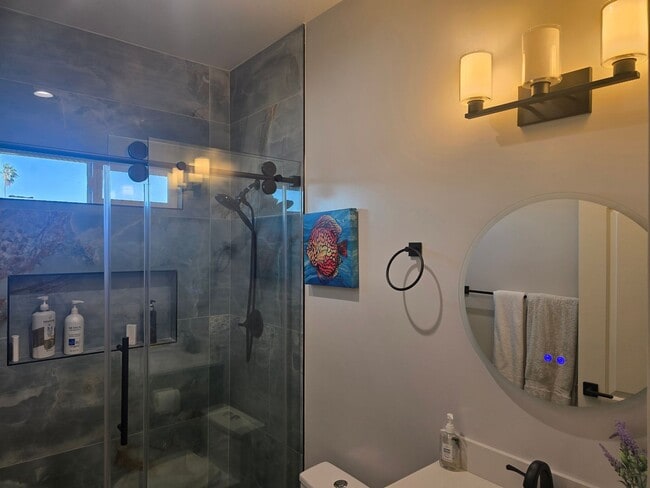 Building Photo - Fully Furnished 2 Bed, 2 Bath Townhome – 5...