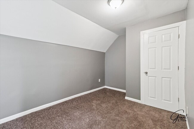 Building Photo - 6 bedroom 2 bath $2350