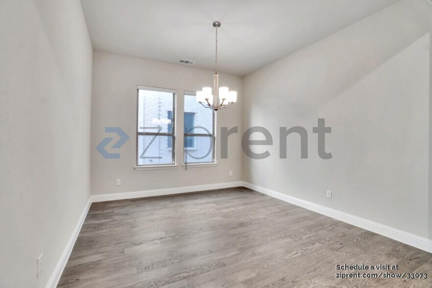 Building Photo - 12790 Royal Oaks Ln
