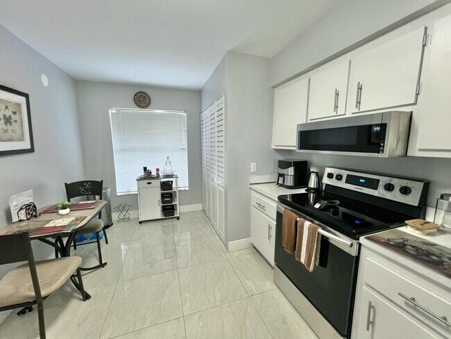 Building Photo - 4570 NW 18th Ave