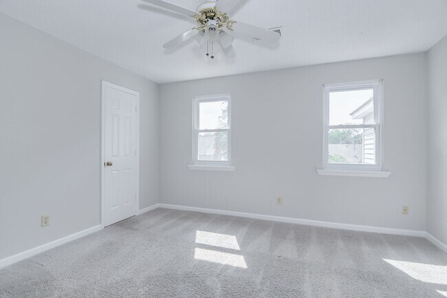 Building Photo - 2 Bed Townhouse!