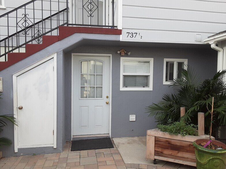 Unit entrance 1st level - 737 W 19th St