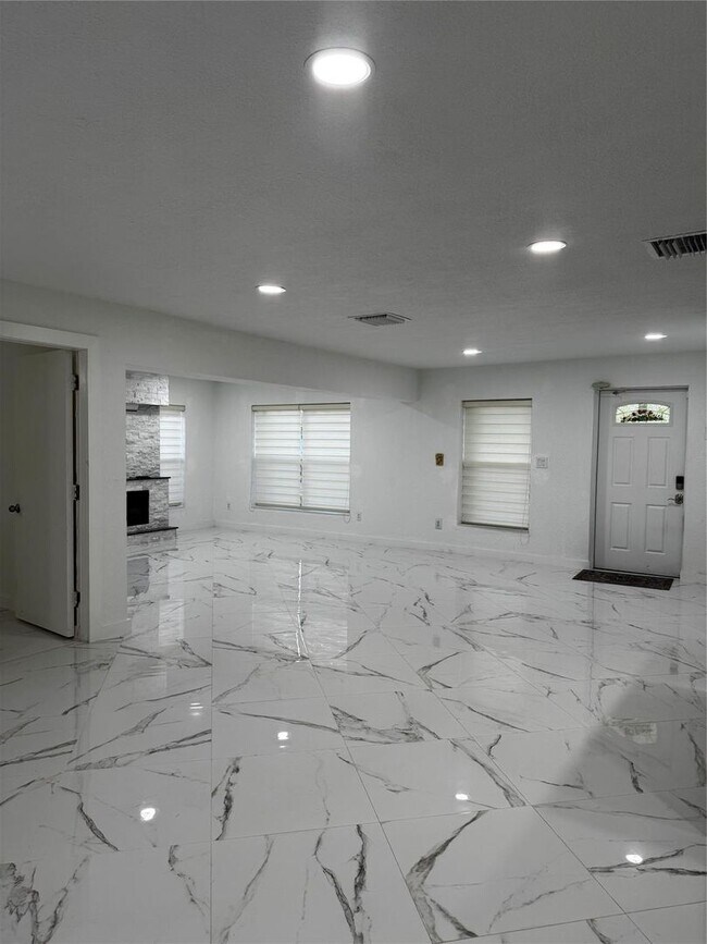 Building Photo - 4250 NW 9th Ct