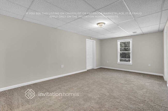 Building Photo - 1810 Collines Ave