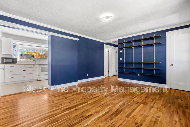 Building Photo - 221 W Elm St