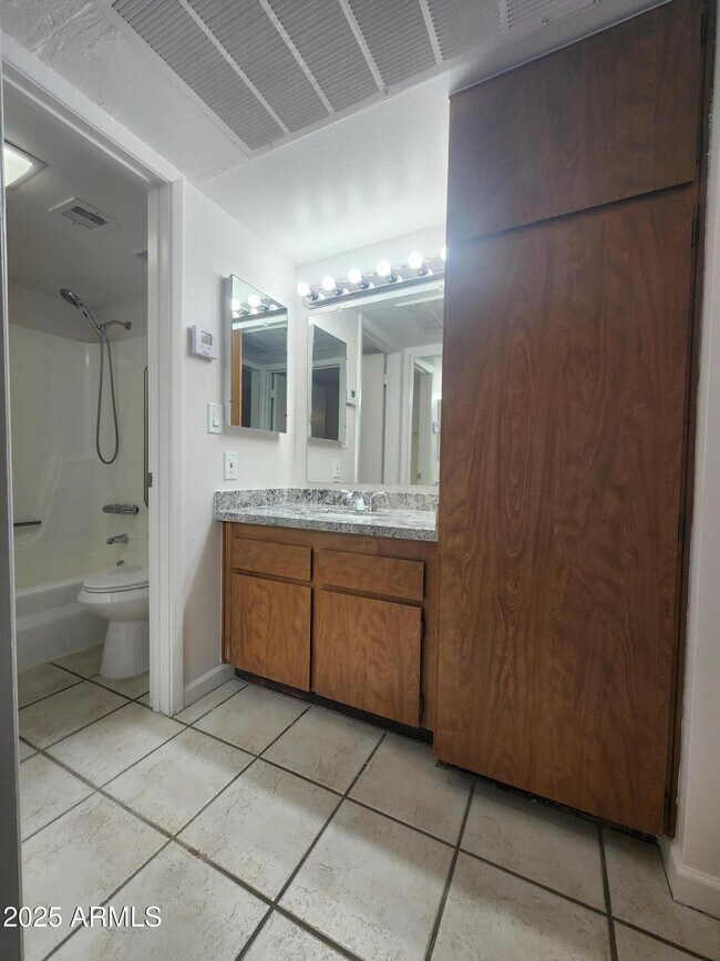 Building Photo - 3033 E Devonshire Ave