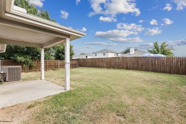 Building Photo - Desirable Cross Oak Ranch