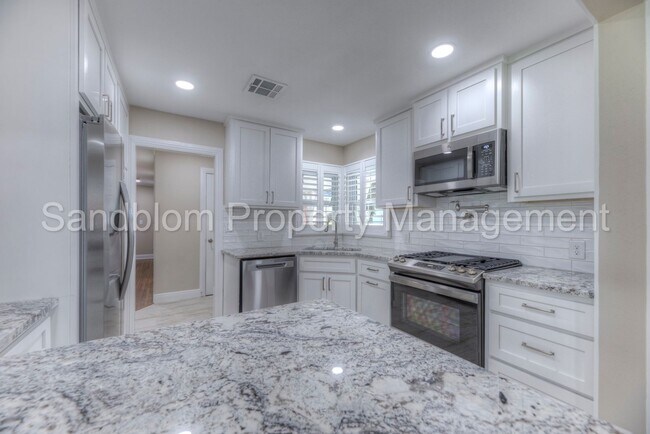 Building Photo - For Lease | Holiday Hills | $2000 Rent Ava...