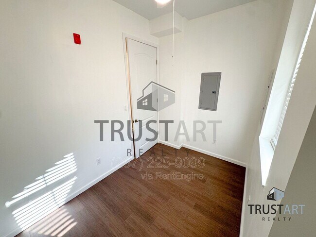 Building Photo - 910 N 41st St