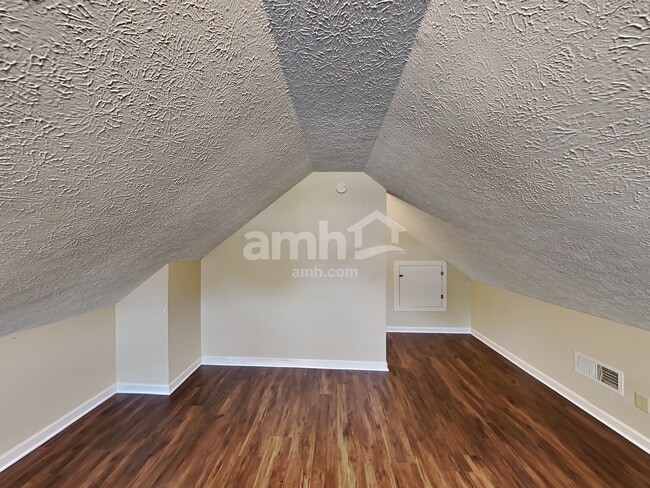 Building Photo - 620 Creekfront Dr