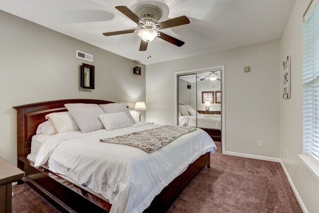 Building Photo - Beautiful home in the Woodlands