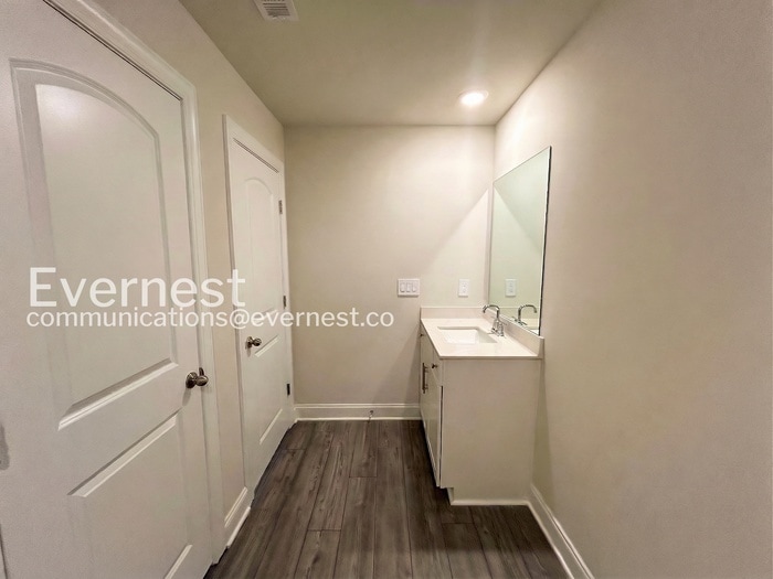 Building Photo - 204 Douglas Bend Rd