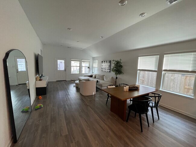 Building Photo - 16152 Dockside St