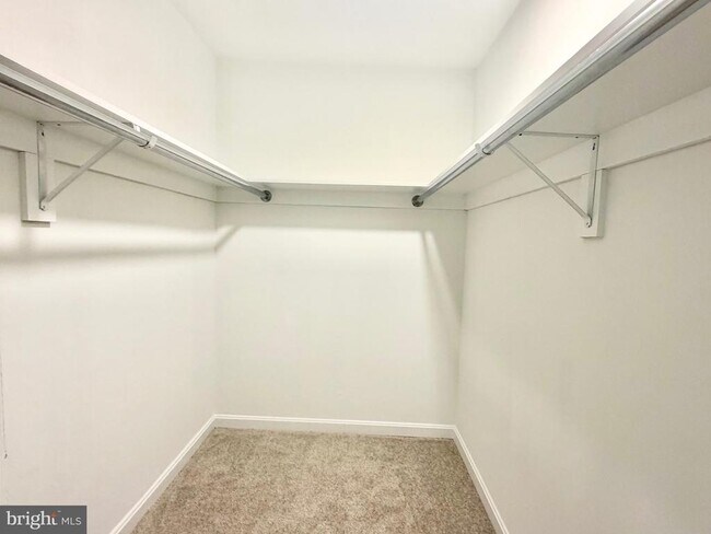 Building Photo - 4001 Middle Ridge Dr