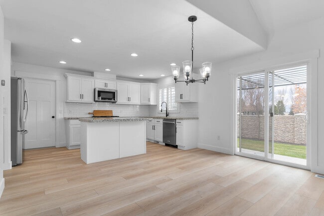 Building Photo - 196 E Water Ln