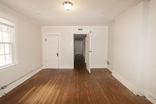 Building Photo - 2 Bedroom House Just Steps From Downtown & Campus