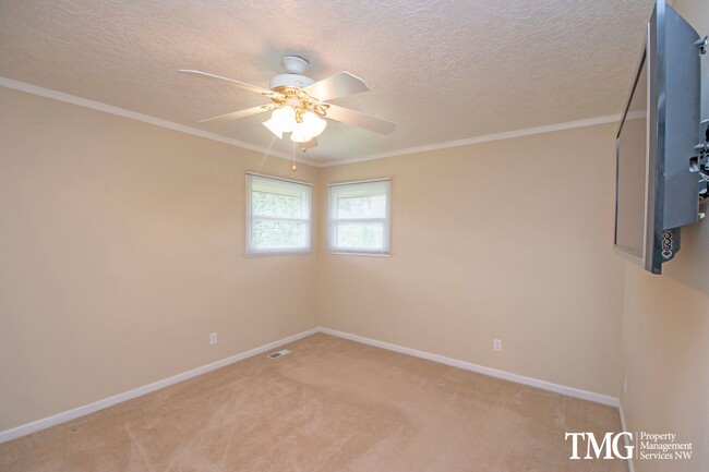 Building Photo - Beautiful Three Bedroom in Great Camas Nei...
