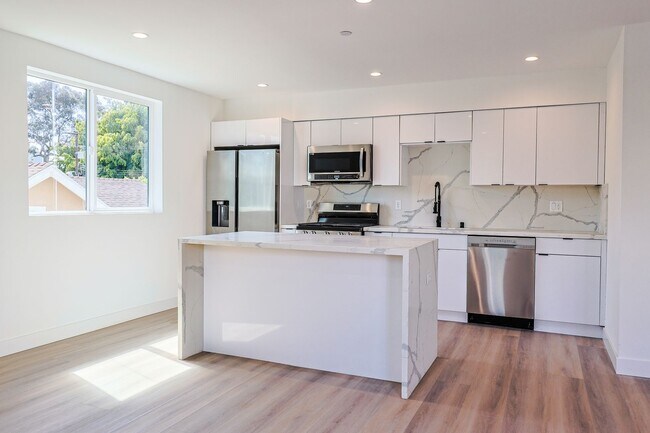Building Photo - 2419 Carmona Ave