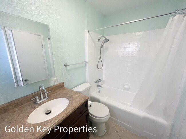 Building Photo - Single-level apartment in Oceanside a block to the beach!