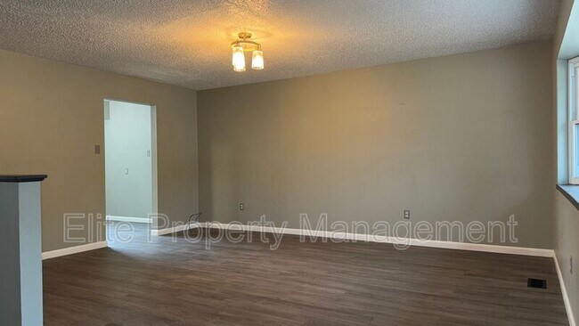 Building Photo - 4030 Ridge Dr