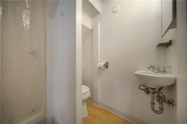 Building Photo - 921 E State St