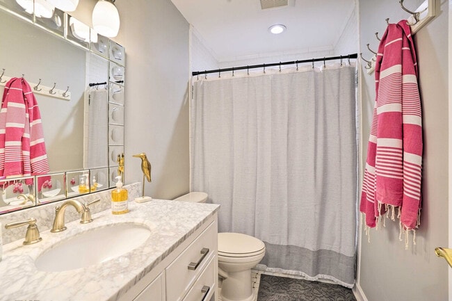 Building Photo - 215 Bobolink Way