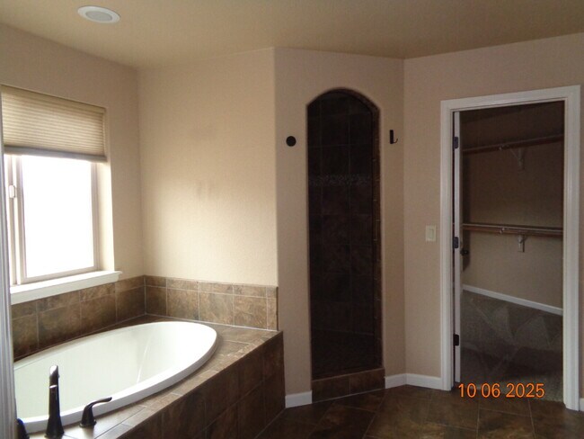 Building Photo - Exclusive community