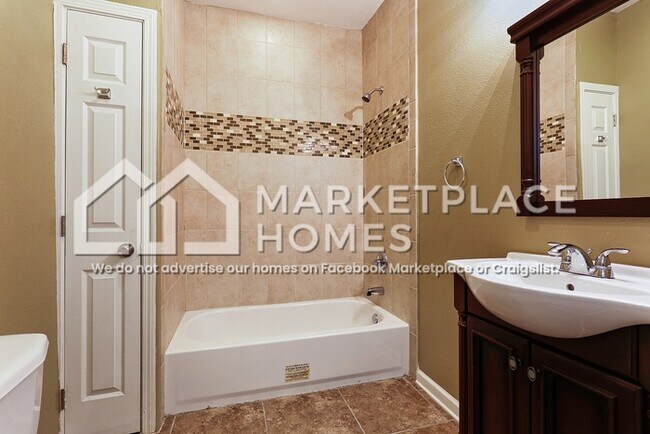 Building Photo - 2757 Lavender St