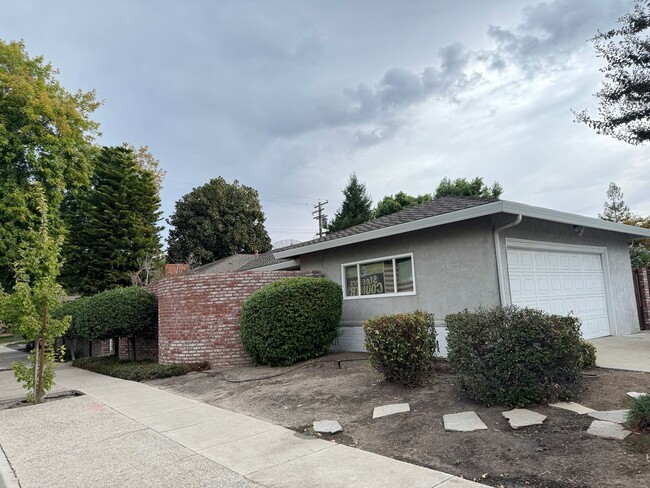 Primary Photo - Beautiful Single Story Home Ready To Be Ca...